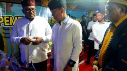 Kunjungi Stand Muna Barat, Gubernur dan Ketua Dekranasda Sultra Beli Kain Tenun hingga Sawer Penenun