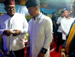 Kunjungi Stand Muna Barat, Gubernur dan Ketua Dekranasda Sultra Beli Kain Tenun hingga Sawer Penenun