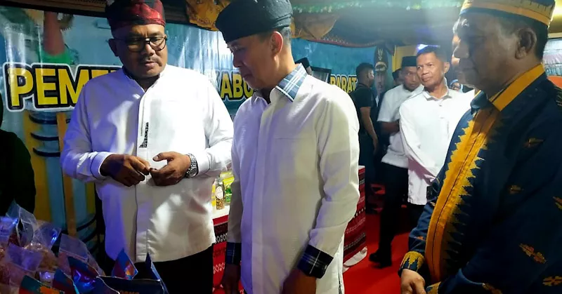 Kunjungi Stand Muna Barat, Gubernur dan Ketua Dekranasda Sultra Beli Kain Tenun hingga Sawer Penenun 1 Kunjungi Stand Muna Barat, Gubernur dan Ketua Dekranasda Sultra Beli Kain Tenun hingga Sawer Penenun