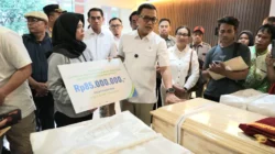 Lindungi Pekerja Migran Indonesia, BPJS Ketenagakerjaan Serahkan Santunan Kematian kepada Keluarga Musthakfirin 13 Lindungi Pekerja Migran Indonesia, BPJS Ketenagakerjaan Serahkan Santunan Kematian kepada Keluarga Musthakfirin