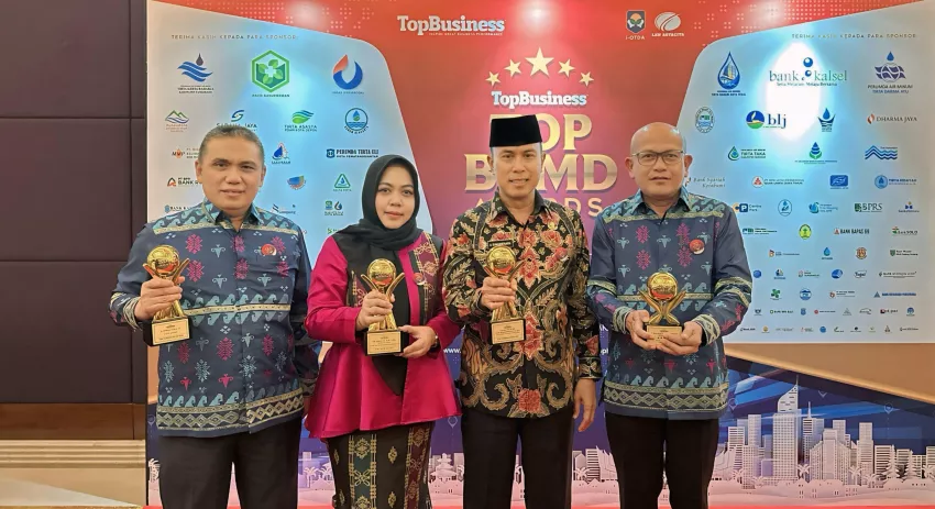 BPR Bahteramas Kendari dan Dirutnya Kembali Diganjar Penghargaan TOP BUMD Award 2025 1 BPR Bahteramas Kendari dan Dirutnya Kembali Diganjar Penghargaan TOP BUMD Award 2025