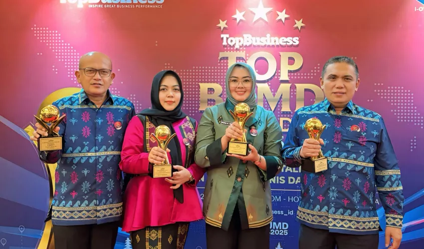 BPR Bahteramas Kendari dan Dirutnya Kembali Diganjar Penghargaan TOP BUMD Award 2025