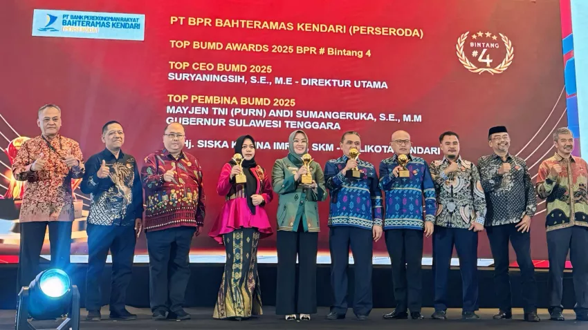 BPR Bahteramas Kendari dan Dirutnya Kembali Diganjar Penghargaan TOP BUMD Award 2025 4 BPR Bahteramas Kendari dan Dirutnya Kembali Diganjar Penghargaan TOP BUMD Award 2025