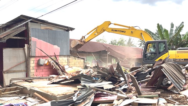 Eksekusi 3 Rumah dan 8 Kios di Kendari Ricuh, Warga: Sampai Mati Saya Pertahankan 3 Eksekusi 3 Rumah dan 8 Kios di Kendari Ricuh, Warga: Sampai Mati Saya Pertahankan