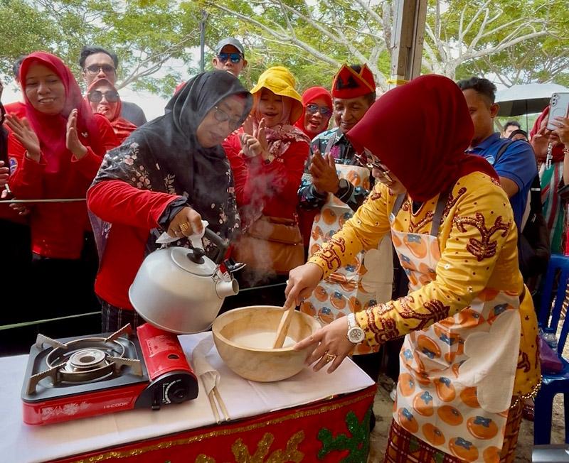 Serunya Lomba Mosolori di Pantai Nambo, Meriahkan HUT ke-194 Kota Kendari