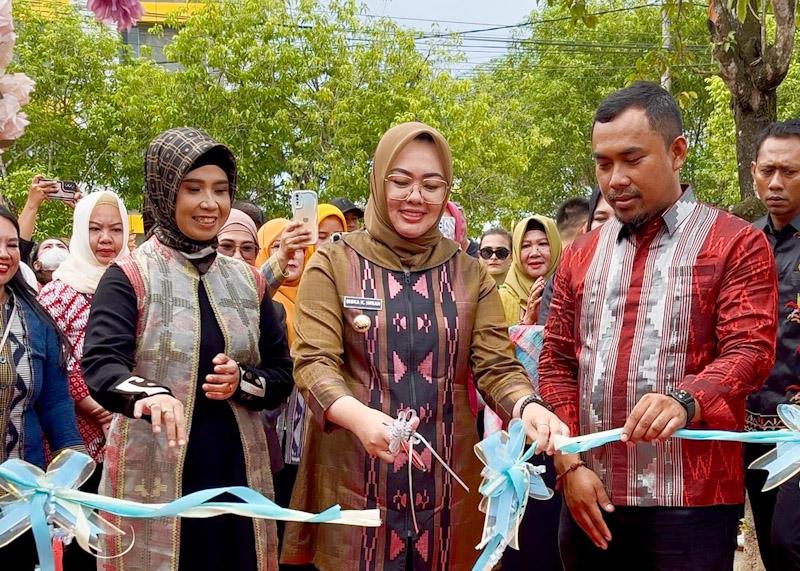 Perkuat UMKM Lokal, Wali Kota Kendari Resmikan Rumah Makan Hits Rhein, Menu Andalan Sinonggi 3 Perkuat UMKM Lokal, Wali Kota Kendari Resmikan Rumah Makan Hits Rhein, Menu Andalan Sinonggi