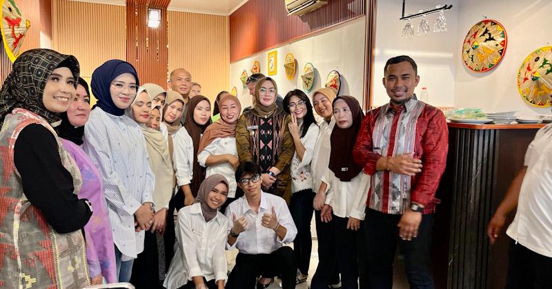 Perkuat UMKM Lokal, Wali Kota Kendari Resmikan Rumah Makan Hits Rhein, Menu Andalan Sinonggi 4 Perkuat UMKM Lokal, Wali Kota Kendari Resmikan Rumah Makan Hits Rhein, Menu Andalan Sinonggi