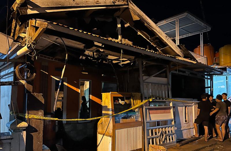 Rumah di Punggaloba Kendari Ludes Terbakar, Ibu dan Anak Nyaris Jadi Korban 3 Rumah di Punggaloba Kendari Ludes Terbakar, Ibu dan Anak Nyaris Jadi Korban
