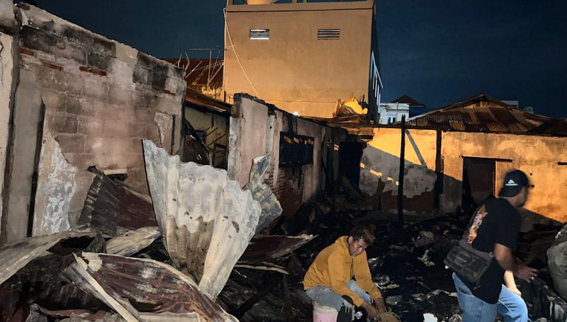 Rumah di Punggaloba Kendari Ludes Terbakar, Ibu dan Anak Nyaris Jadi Korban 1 Rumah di Punggaloba Kendari Ludes Terbakar, Ibu dan Anak Nyaris Jadi Korban