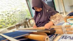 Motif Unik dan Warna Alami, Kain Tenun Kendari Diminati hingga Mancanegara 3 Motif Unik dan Warna Alami, Kain Tenun Kendari Diminati hingga Mancanegara