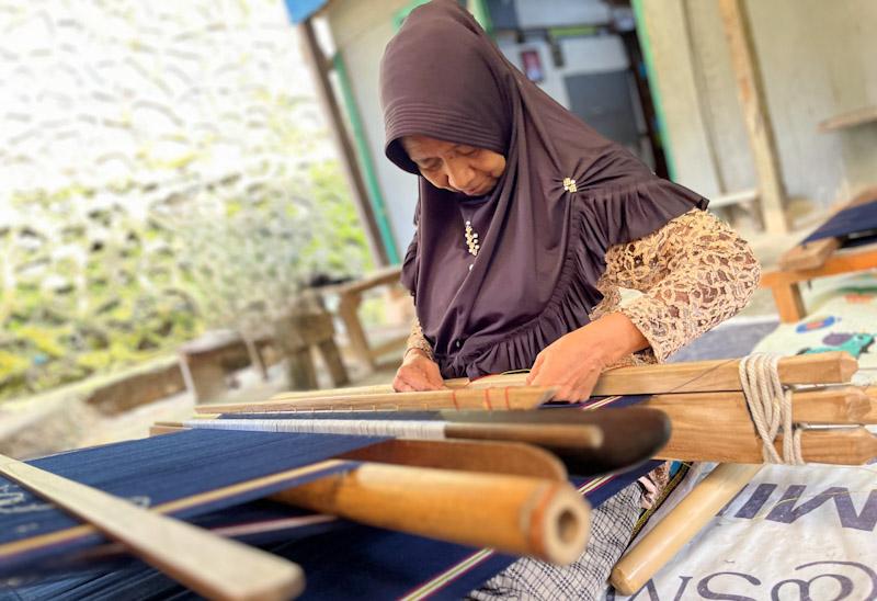 Motif Unik dan Warna Alami, Kain Tenun Kendari Diminati hingga Mancanegara