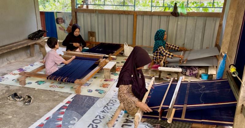 Motif Unik dan Warna Alami, Kain Tenun Kendari Diminati hingga Mancanegara