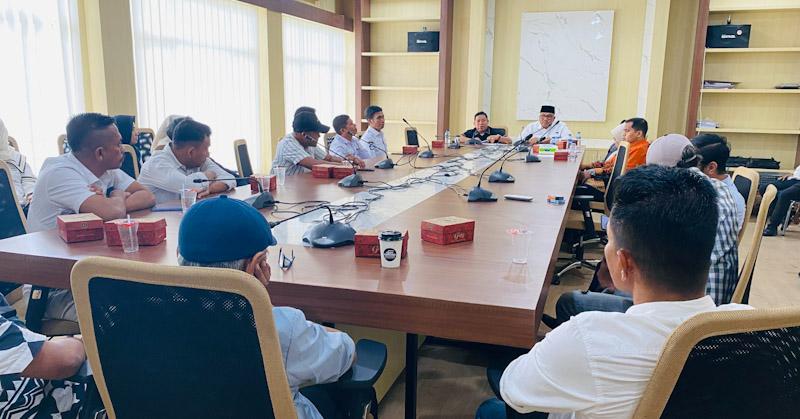 Dugaan Penyalahgunaan Jabatan, Rektor UHO Mangkir dari Panggilan DPRD Sultra 1 Dugaan Penyalahgunaan Jabatan, Rektor UHO Mangkir dari Panggilan DPRD Sultra