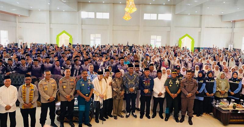 Gubernur ASR Korek Dana Pribadi Beri Uang Saku Jemaah Calon Haji Sultra, Total Rp2,4 Miliar 1 Gubernur ASR Korek Dana Pribadi Beri Uang Saku Jemaah Calon Haji Sultra, Total Rp2,4 Miliar