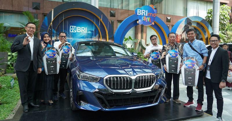 Apresiasi Nasabah Loyal, BRI Serahkan Hadiah BRImo FSTVL 2024 kepada Para Pemenang