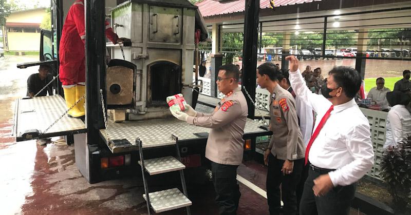 Polda Sultra Musnahkan 11,3 Kg Sabu Usai Ungkap Dua Kasus Narkoba Jaringan Internasional 1 Polda Sultra Musnahkan 11,3 Kg Sabu Usai Ungkap Dua Kasus Narkoba Jaringan Internasional