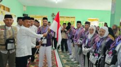 Lepas 20 Jemaah Calon Haji, Wabup Ali Basa: Jaga Kesehatan dan Doakan Kemajuan Mubar