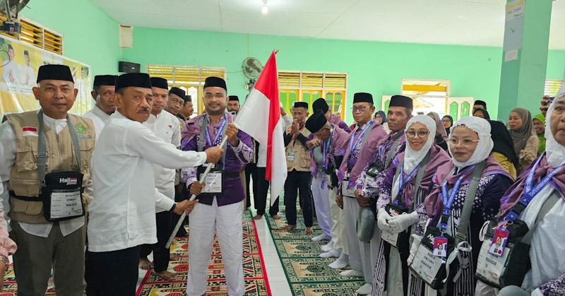 Lepas 20 Jemaah Calon Haji, Wabup Ali Basa: Jaga Kesehatan dan Doakan Kemajuan Mubar 1 Lepas 20 Jemaah Calon Haji, Wabup Ali Basa: Jaga Kesehatan dan Doakan Kemajuan Mubar