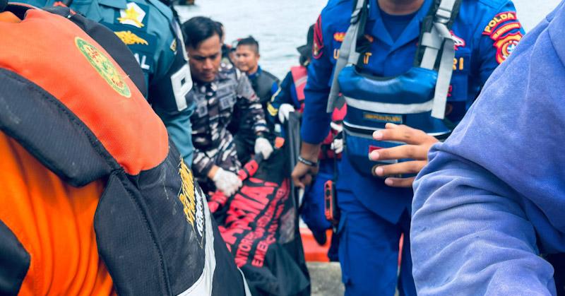 Pria yang Lompat dari Jembatan Teluk Kendari Ditemukan Meninggal 1 Pria yang Lompat dari Jembatan Teluk Kendari Ditemukan Meninggal