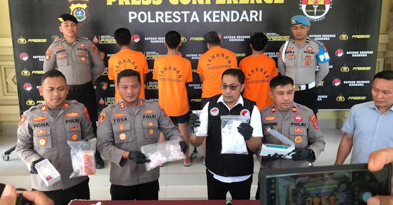 Polisi Tangkap Pengedar Sabu di Kendari, Sembunyikan Barang Bukti di Popok Bayi 1 Pemkot Kendari Bentuk Call Center 112 untuk Tingkatkan Layanan Darurat