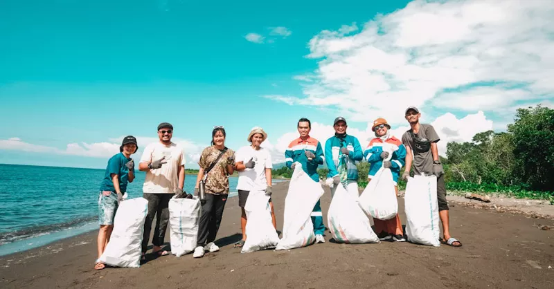 Pertamina Patra Niaga IT Bitung Bersihkan Pantai dan Tanam Mangrove Bareng Komunitas Disabilitas