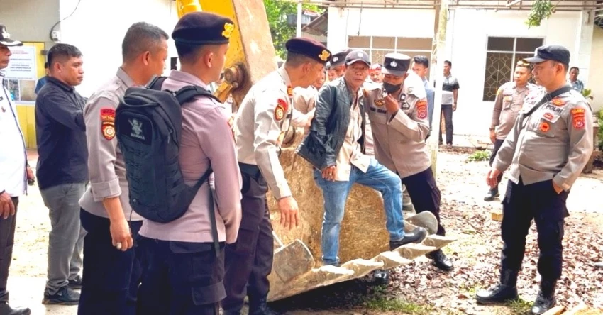 Eksekusi 3 Rumah dan 8 Kios di Kendari Ricuh, Warga: Sampai Mati Saya Pertahankan 1 Eksekusi 3 Rumah dan 8 Kios di Kendari Ricuh, Warga: Sampai Mati Saya Pertahankan