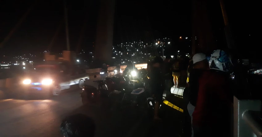 Breaking News: Pria Lompat dari Jembatan Teluk Kendari, Diduga Bunuh Diri, Korban Masih Dicari 3 Breaking News: Pria Lompat dari Jembatan Teluk Kendari, Diduga Bunuh Diri, Korban Masih Dicari