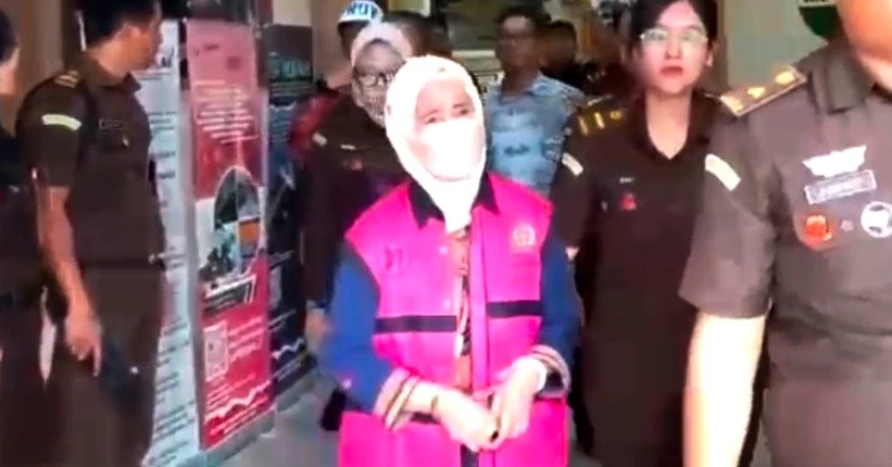 Mantan Sekda Kendari Nahwa Umar Ditahan dalam Kasus Korupsi Anggaran 2020 1 Mantan Sekda Kendari Nahwa Umar Ditahan dalam Kasus Korupsi Anggaran 2020