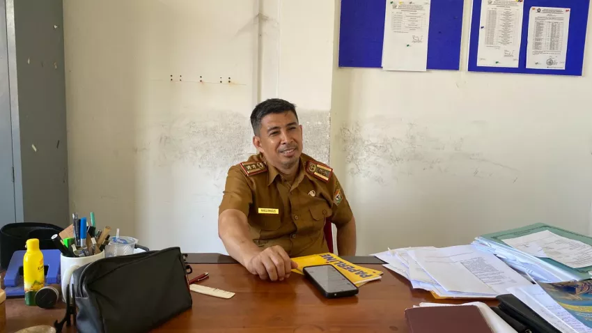 Cahaya yang Remang-Remang: Kebijakan Setengah Hati PLTS di Batu Atas