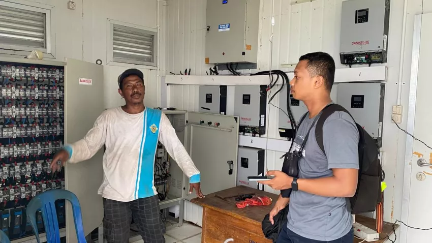 Cahaya yang Remang-Remang: Kebijakan Setengah Hati PLTS di Batu Atas