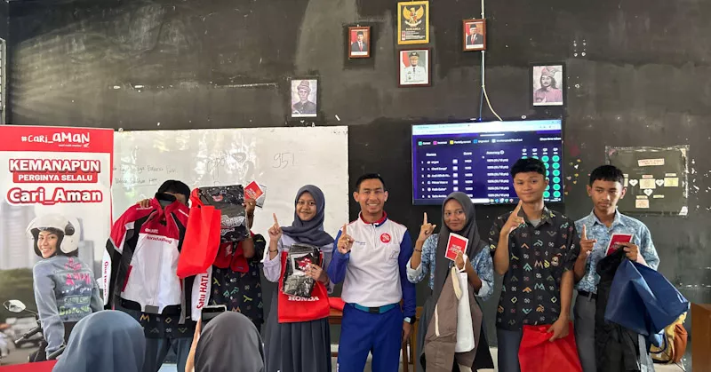Asmo Sulsel Edukasi Safety Riding, Kuis Berhadiah hingga Riding Test Honda EM1 di SMAN 8 Gowa