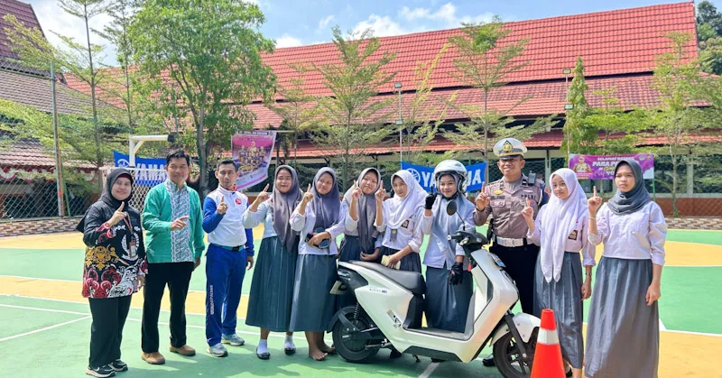 Edukasi Safety Riding, Asmo Sulsel Ajak SMKN 4 Gowa Riding Test Honda EM1 1 Edukasi Safety Riding, Asmo Sulsel Ajak SMKN 4 Gowa Riding Test Honda EM1