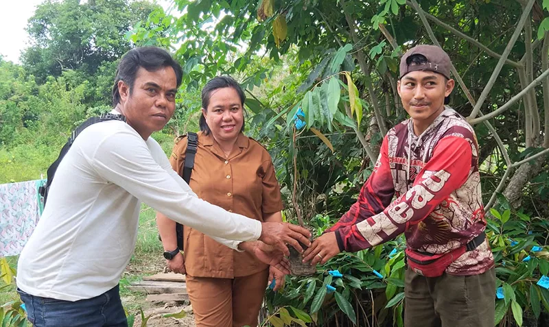 Puluhan KK di Desa Sido Makmur Mubar Terima Bibit Durian, Bagian dari Program Ketahanan Pangan