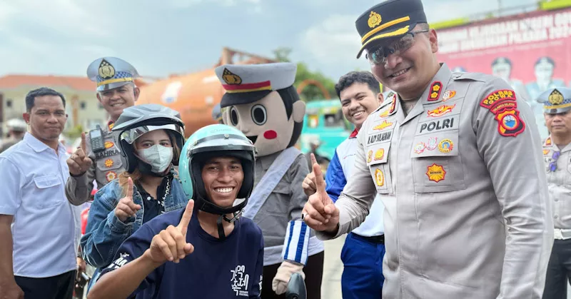 Dukung Program Polres Gowa, Asmo Sulsel Bagikan 15 Helm Gratis untuk Pengendara