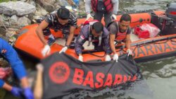 Mayat Pria Diduga Lompat dari Jembatan Teluk Kendari Ditemukan di Area Gerbang Toronipa 12 Mayat Pria Diduga Lompat dari Jembatan Teluk Kendari Ditemukan di Area Gerbang Toronipa