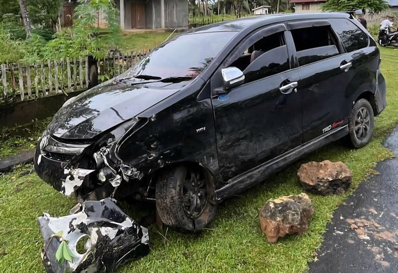 Hindari Sapi Menyeberang, Mobil Guru SD di Mubar Tabrak Pagar Rumah Warga 1 Hindari Sapi Menyeberang, Mobil Guru SD di Mubar Tabrak Pagar Rumah Warga