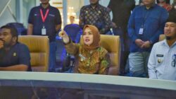 Wali Kota Kendari Imbau Warga Jaga Kebersihan saat Iduladha 11 Wali Kota Kendari, Siska Karina Imran (tengah), saat memantau aktivitas warga melalui CCTV di Ruang Command Center, Kantor Balai Kota Kendari. (Foto: Istimewa)
