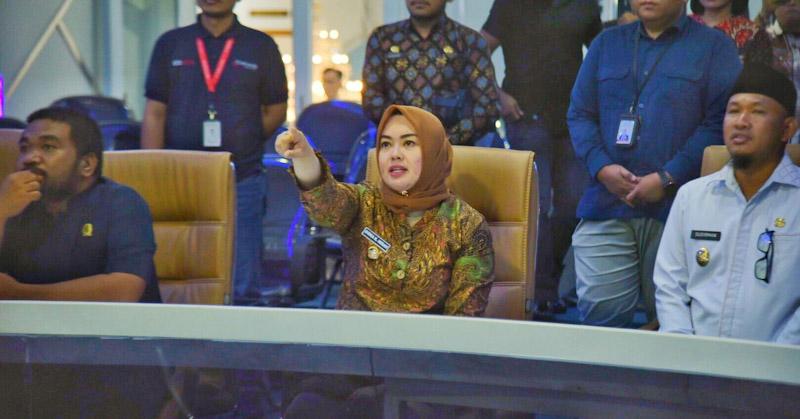 Wali Kota Kendari Imbau Warga Jaga Kebersihan saat Iduladha 1 Wali Kota Kendari, Siska Karina Imran (tengah), saat memantau aktivitas warga melalui CCTV di Ruang Command Center, Kantor Balai Kota Kendari. (Foto: Istimewa)
