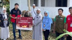 Menyambungkan Senyuman: Telkomsel Bagikan Hewan Kurban ke Lebih dari 600 Titik di Seluruh Indonesia 6 Menyambungkan Senyuman: Telkomsel Bagikan Hewan Kurban ke Lebih dari 600 Titik di Seluruh Indonesia