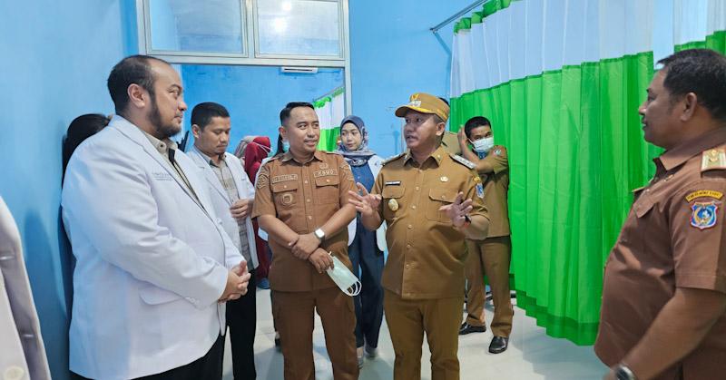 Kunjungan - Bupati dan Wakil Bupati Mubar, La Ode Darwin dan Ali Basa didampingi Direktur RSUD Mubar, M Syahril Fitrah dan beberapa dokter spesialis saat mengunjungi RSUD Mubar, Senin (30/6/2025). (Adin/SULTRATOP.COM).