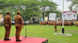 Perayaan HUT Muna Barat ke-11 Dipusatkan di Kecamatan Tiworo Tengah 14 Apel Gabungan - Bupati Mubar, La Ode Darwin didampingi Wabup Mubar, Ali Basa saat memimpin apel gabungan yang dilaksanakan di halaman kantor bupati, Senin (30/6/2025). (Adin/SULTRATOP.COM).
