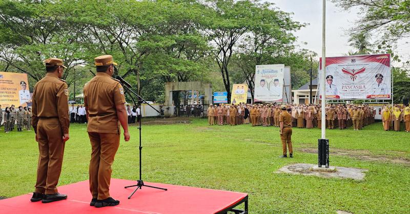 Apel Gabungan - Bupati Mubar, La Ode Darwin didampingi Wabup Mubar, Ali Basa saat memimpin apel gabungan yang dilaksanakan di halaman kantor bupati, Senin (30/6/2025). (Adin/SULTRATOP.COM).