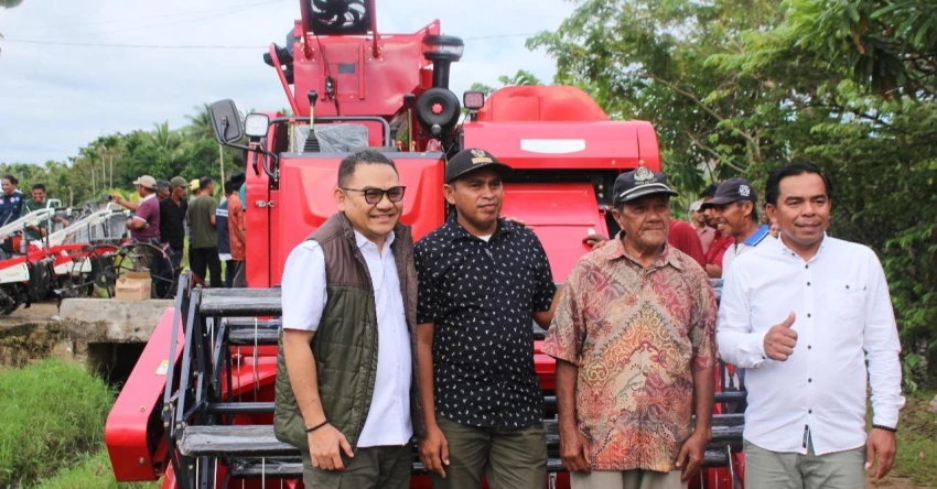 Belum Setahun di Senayan, Jaelani Sudah Salurkan Ratusan Alsintan untuk Petani Muna 1 Belum Setahun di Senayan, Jaelani Sudah Salurkan Ratusan Alsintan untuk Petani Muna