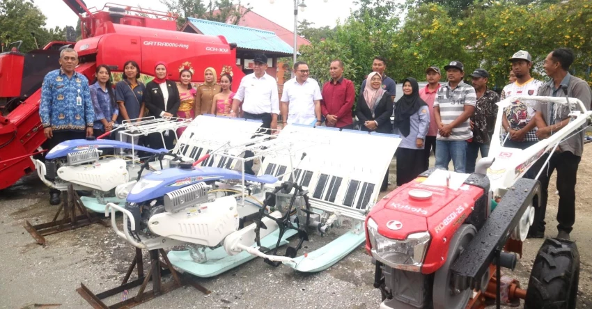 Jaelani Salurkan Alsintan ke Petani Baubau, Wali Kota dan Wawali Kompak Datang Dukung