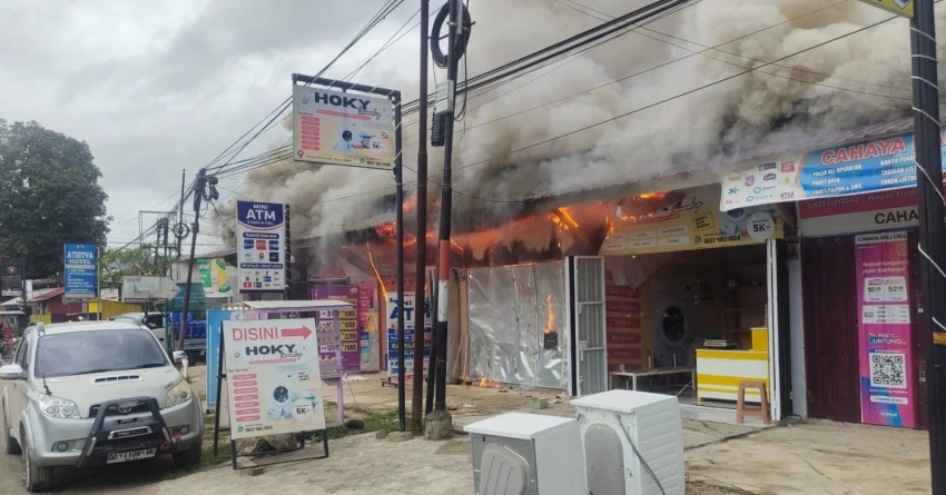 Belum Genap Setahun Dibangun, Kebakaran di Baruga Hanguskan 8 Lapak PKL