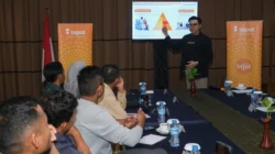Cara Mudah Dapat Modal Usaha dari BTPN Syariah, Solusi Cerdas untuk Bisnis Kamu! 6 Corporate & Marketing Communication Head BTPN Syariah, Ainul Yaqin dalam media briefing di Kendari, Selasa (6/5/2025). Ia menjelaskan tentang BTPN Syariah yang fokus memberdayakan dan melayani masyarakat inklusi. (Foto: ISTIMEWA)