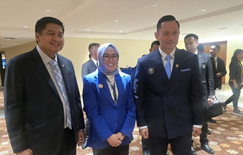 Wali Kota Kendari, Siska Karina Imran bersama Menteri Koordinator Bidang Infrastruktur dan Pembangunan Wilayah, Agus Harimurti Yudhoyono (kanan). (Foto: Istimewa)