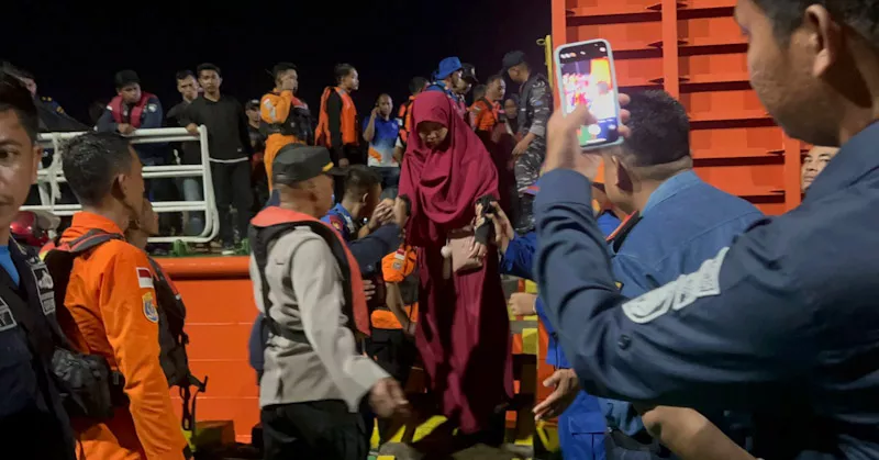 Kapal Penumpang Langara–Kendari Kandas, 345 Penumpang Dievakuasi, 1 Dibawa ke RS 1 Kapal Penumpang Langara–Kendari Kandas, 345 Penumpang Dievakuasi, 1 Dibawa keKapal Penumpang Langara–Kendari Kandas, 345 Penumpang Dievakuasi, 1 Dibawa ke RS