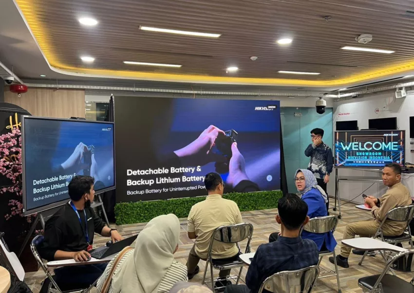 Pemkot Kendari Jalin Kolaborasi dengan Hikvision Indonesia untuk Wujudkan Smart City yang Aman dan Modern 3 Wali Kota Kendari, Siska Karina Imran dan tim Pemkot Kendari mengikuti pemaparan materi oleh Hikvision Indonesia. (Foto: Istimewa)