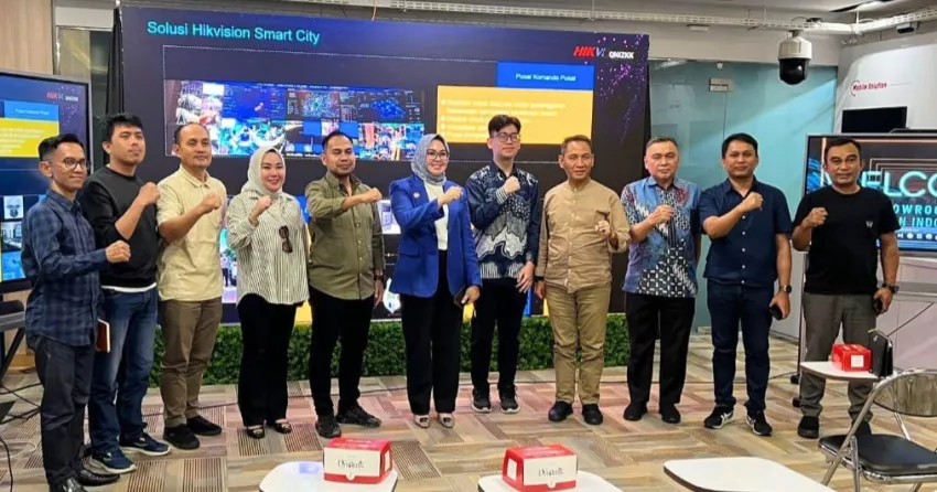 Pemkot Kendari Jalin Kolaborasi dengan Hikvision Indonesia untuk Wujudkan Smart City yang Aman dan Modern 1 Wali Kota Kendari, Siska Karina Imran, bersama tim Pemerintah Kota Kendari menjalin kolaborasi dengan Hikvision Indonesia. (Foto: Istimewa)